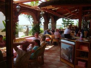 MESAS AL LADO DE LA PLAYA